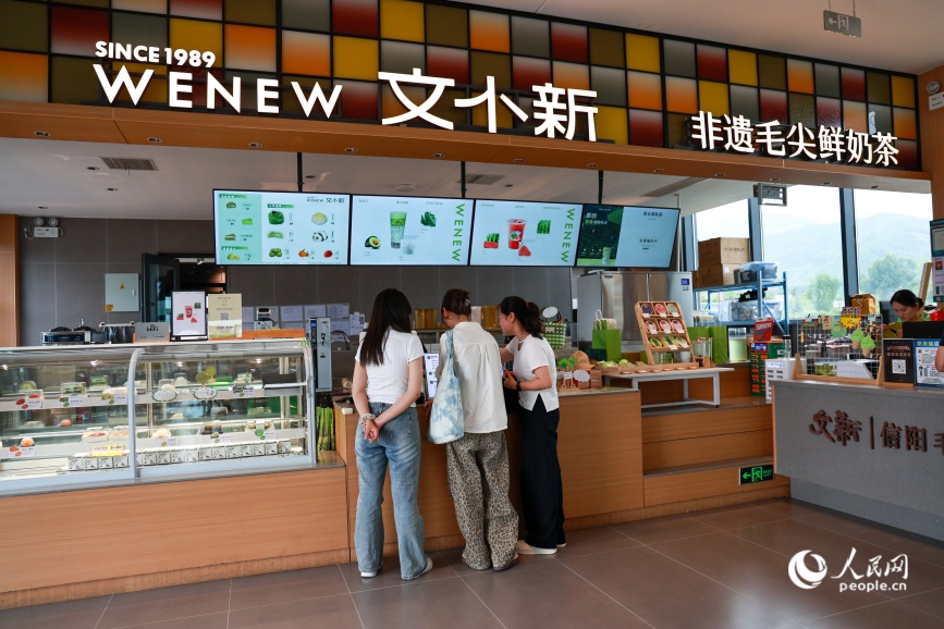 游客正在选购毛尖奶茶。人民网记者 戴泽鑫摄