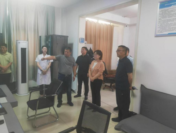 浉河区人民政府副区长郑焱深入市第六人民医院调研安全生产及消防安全工作