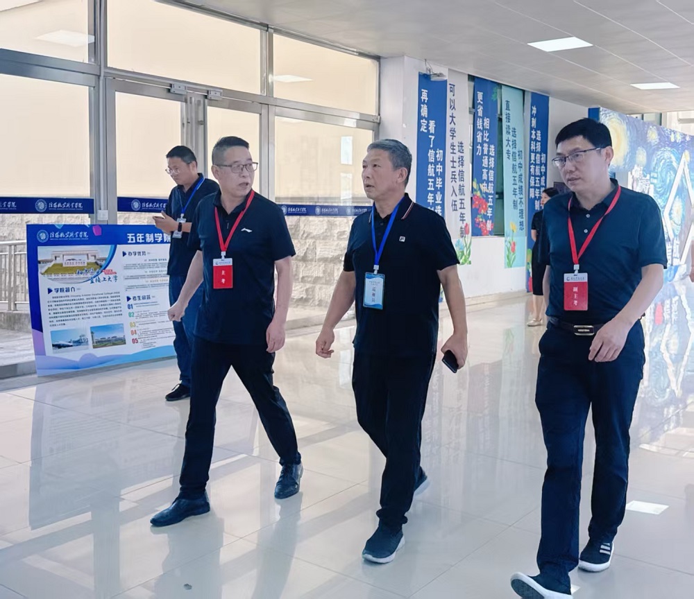 河南开放大学校长刘盘根一行赴信阳东岳村慰问开放大学杰出校友杨长家