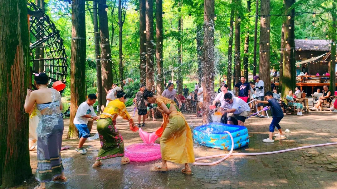 来波尔登躲进清凉绿野