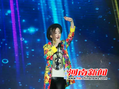 内地实力女歌手夏玲美演唱。
