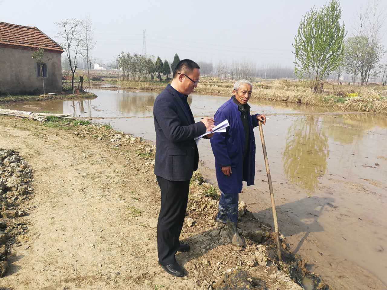 潢川县纪委干部深入田间地头了解村民生产生活情况