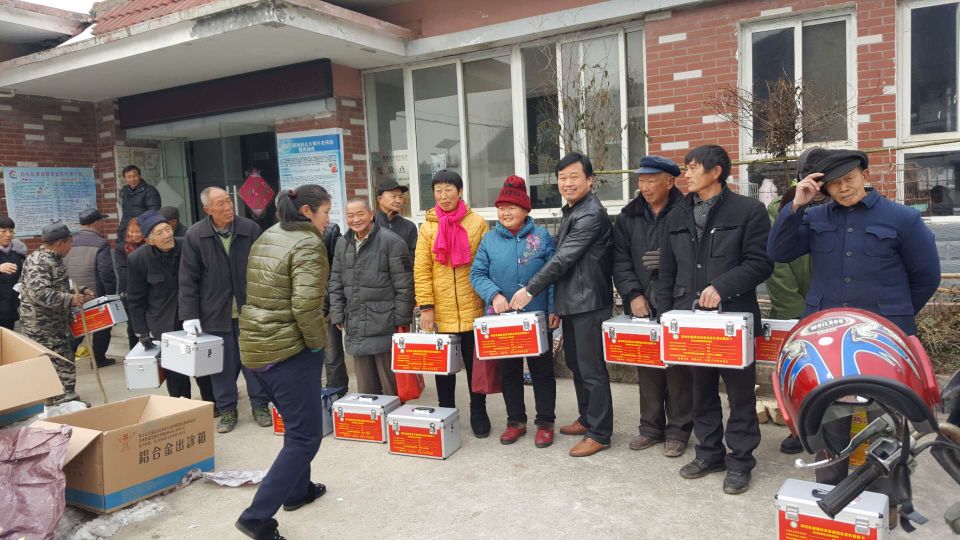 区卫计委为5233户贫困群众免费配发健康扶贫爱心保健箱.jpg
