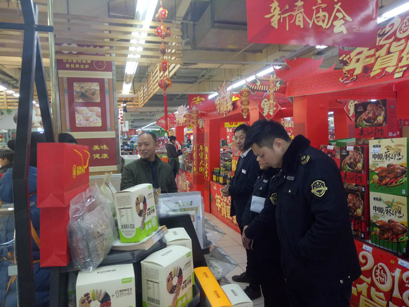 区食药监局开展大中型商场超市食品安全专项检查行动02.jpg