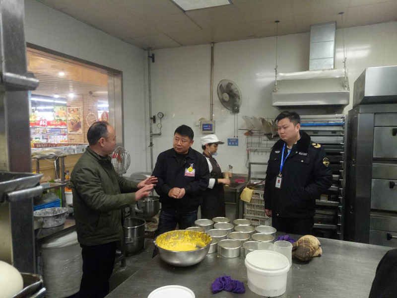 区食药监局开展大中型商场超市食品安全专项检查行动.jpg
